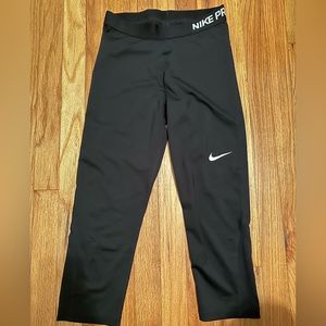 Medium Nike Pro Capri Leggings